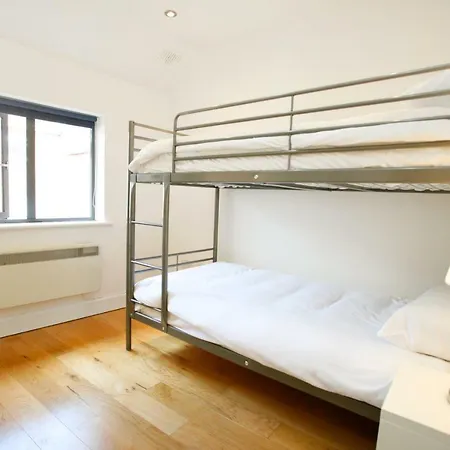 Corporate Lettings Near Heuston Station 度假居